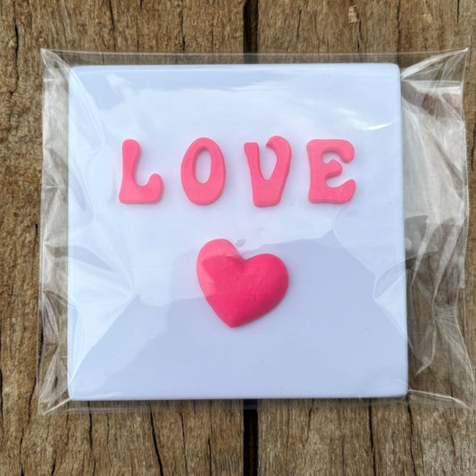 Tegeltje 10x10 cm met Klei – Love (tekst – beeld) ❤️ (Roze)